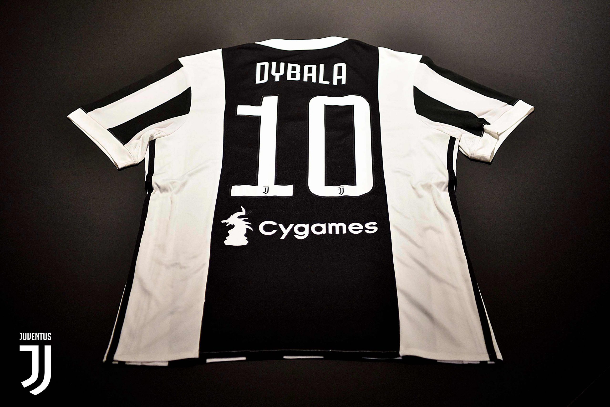 Dybala memakai nomor punggung 10